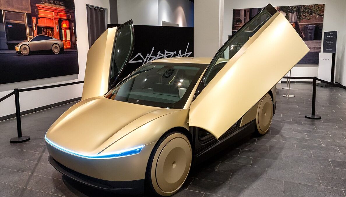 Interiören i Tesla Cybercab med den stora centrala pekskärmen.