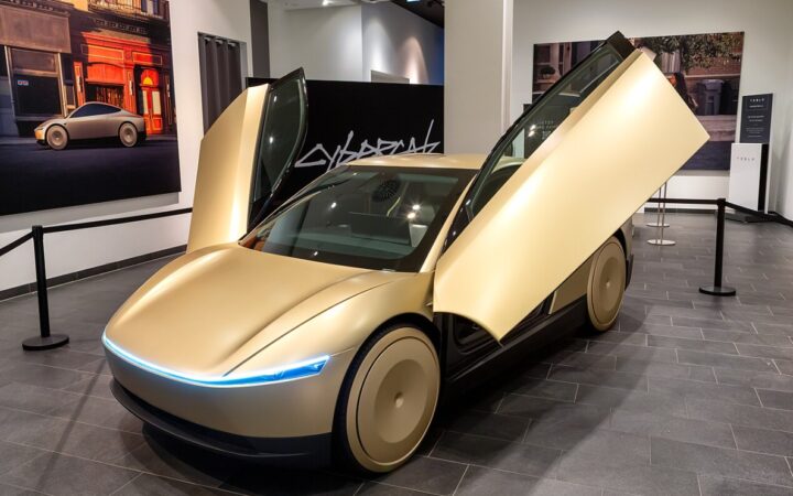 Interiören i Tesla Cybercab med den stora centrala pekskärmen.