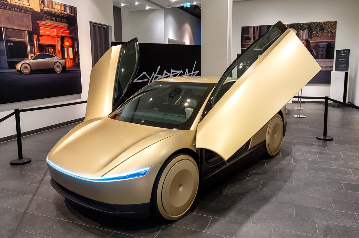 Interiören i Tesla Cybercab med den stora centrala pekskärmen.