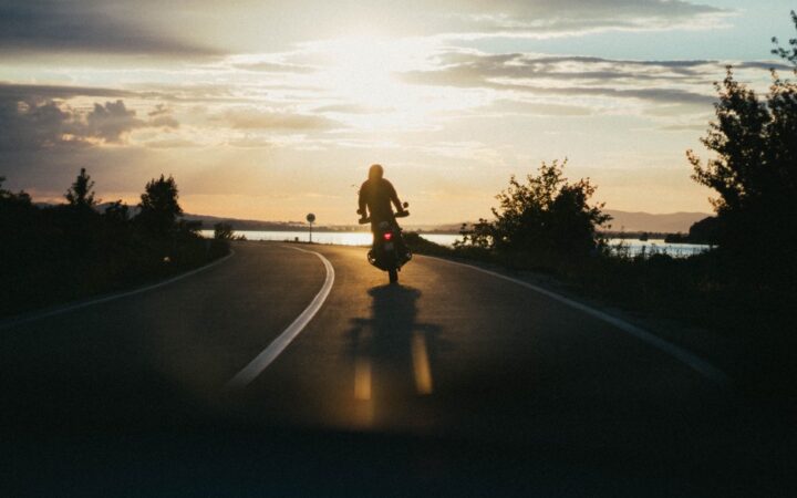 Motorcyklist på svensk väg.