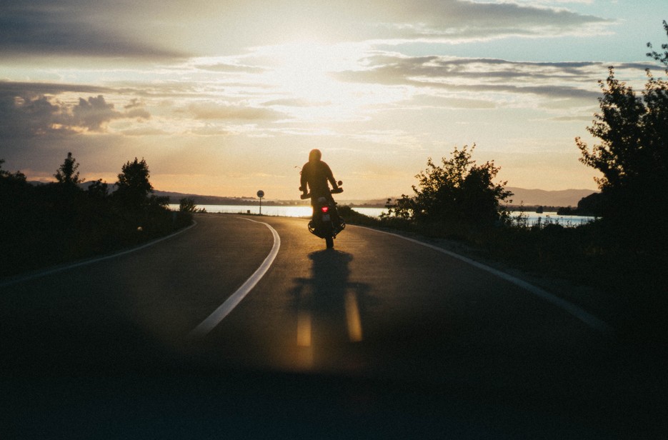 Motorcyklist på svensk väg.